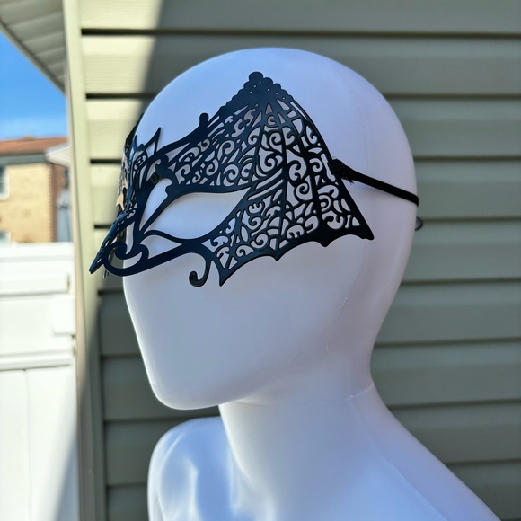 BLACK METAL LACE WORK BAT SHAPE FACE MASK GOTH FESTIVAL HALLOWEEN - Picture 2 of 5